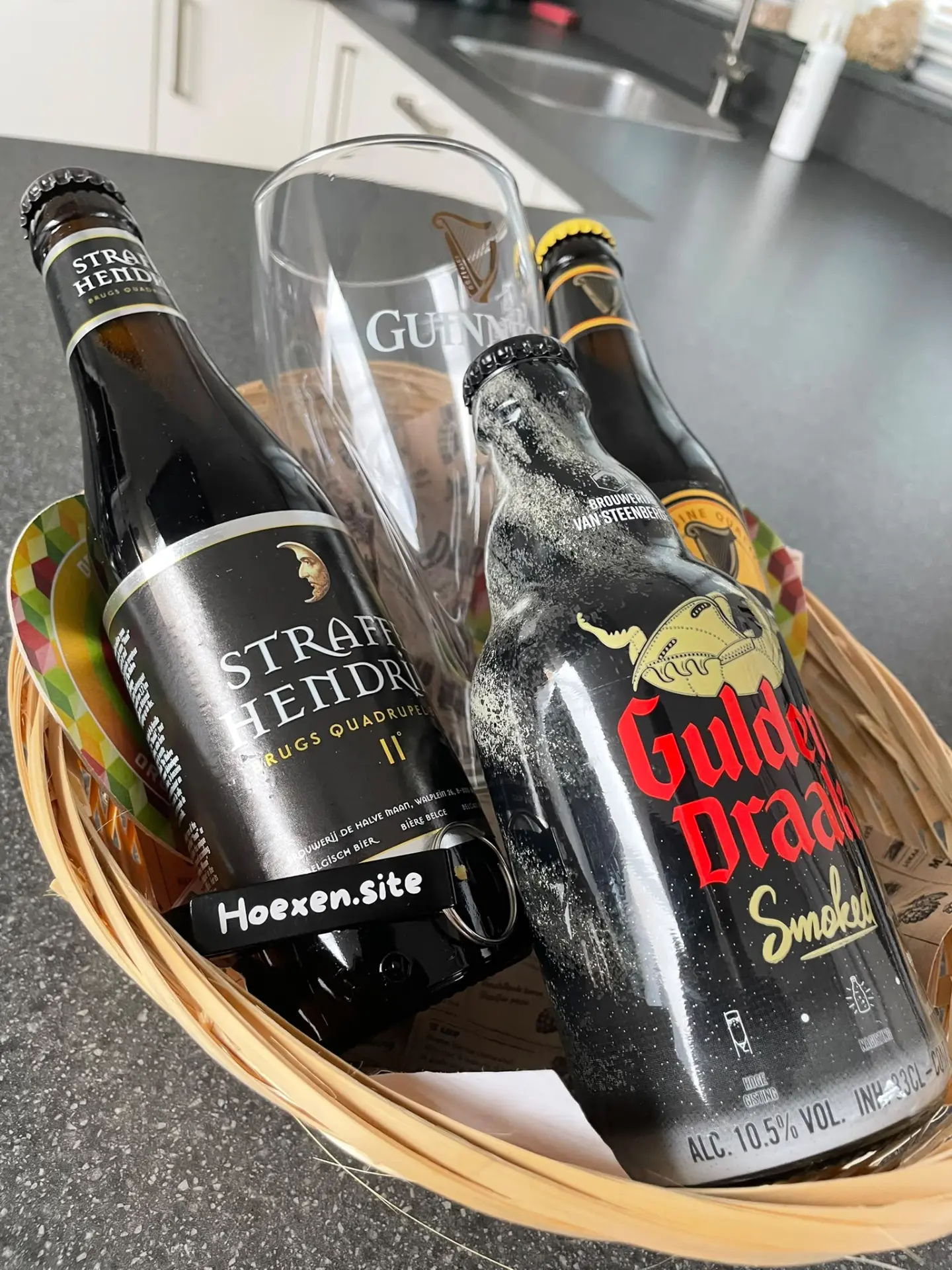 Voorbeeld van een speciaalbierpakket van Hoexen met verschillende bieren en een glas